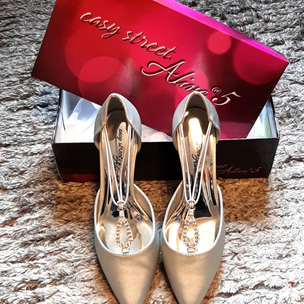 8 W satiny silver shimmer heels